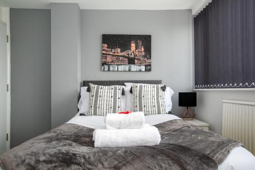 A bed or beds in a room at Large Property & Contractors & Families & Garden & En-Suite