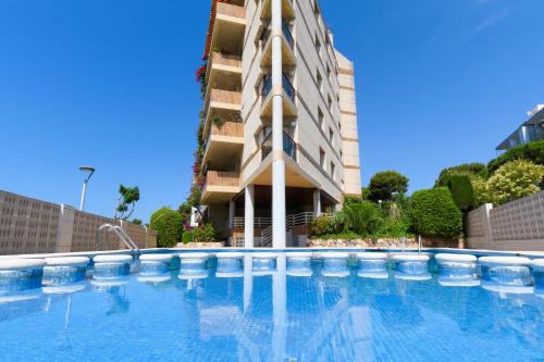 una gran piscina frente a un edificio en Rentalmar Salou Mar, en Salou