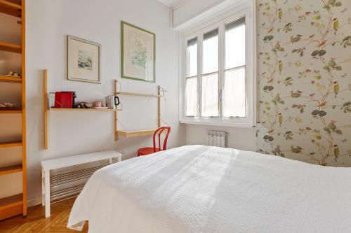sypialnia z białym łóżkiem i oknem w obiekcie Bed & Breakfast San Calocero - private bathroom - Wi-Fi w Mediolanie