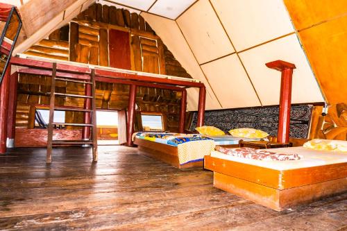 sypialnia z 2 łóżkami piętrowymi w pokoju w obiekcie Reggae Guest House w mieście Tuktuk