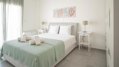 a bedroom with a bed with a green and white blanket at A brand new, beautifully decorated maisonette. in Chalkida