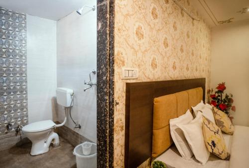 Kylpyhuone majoituspaikassa Tripli Hotels Arunoday Palace