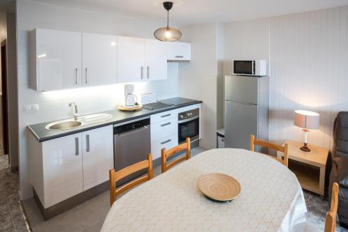  Maia Pedrous -  Room  picture :   Shower    TV    Kitchenette                           