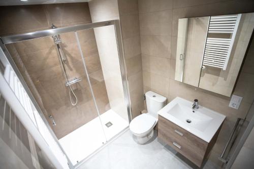  Maia Pedrous -  Room  picture :   Shower    TV    Kitchenette                           