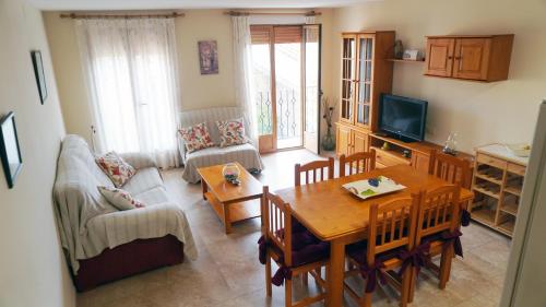 uma sala de estar com uma mesa e um sofá em Casa Manolita em Albocácer