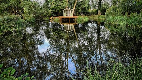 une cabane dans les arbres assise au-dessus d'une masse d'eau dans l'établissement The Parlour, à Great Yarmouth