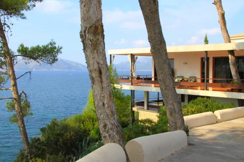 een huis met uitzicht op het water bij Es Balco, Villa over the mediterranean sea with private beach access in Cielo de Bonaire 