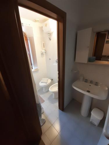 un bagno con un water e un lavandino di Podere San Francesco a Volterra