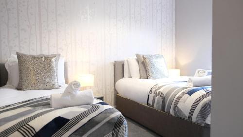 Ένα ή περισσότερα κρεβάτια σε δωμάτιο στο Spacious & Contractor & Family & Private Parking & Garden