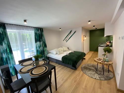 Ένα ή περισσότερα κρεβάτια σε δωμάτιο στο U Gazdy - apartament z ogrodem i tarasem , przy Gondoli