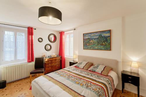 Ліжко або ліжка в номері Maison du Passeur du XVIII siècle Authenticité et Confort avec Jardin et SPA pour un séjour de qualité