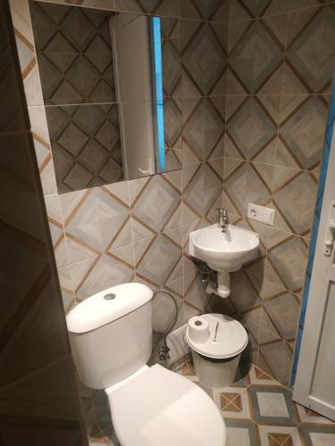 a bathroom with a toilet and a sink at Svitiaz Griada in Szack