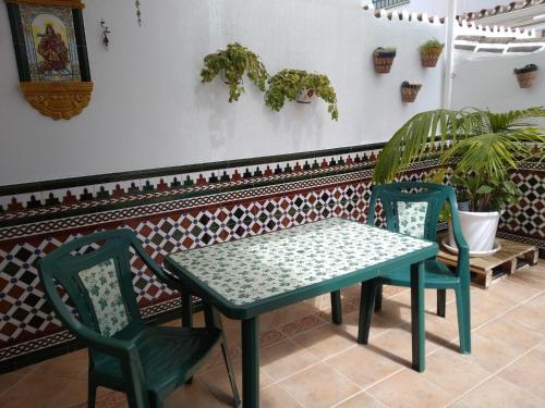 un tavolo con due sedie e un tavolo con sedie di Casa adosada - Los Boliches - Fuengirola a Fuengirola