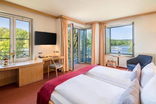 Un pat sau paturi într-o cameră la Seehotel Rheinsberg