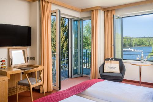 Una televisión o centro de entretenimiento en Seehotel Rheinsberg