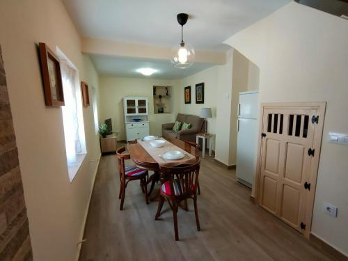 a kitchen and dining room with a table and chairs at Casa Valentín in Casillas