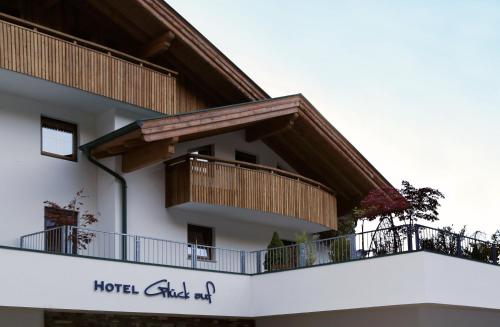 a building with a balcony with at Hotel & Suites Glück Auf in Mayrhofen