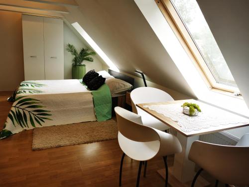 sypialnia z łóżkiem, stołem i krzesłami w obiekcie Chillout Apart In the Attic w mieście Lwówek Śląski