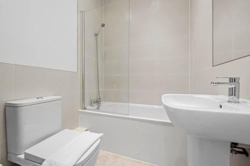 O baie la Charming 2 bed apartment Free WiFi close to Camden