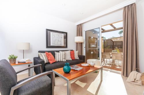 Un lugar para sentarse en Family & Beach Apartments Mijas Costa & Fuengirola by ALFRESCO STAYS