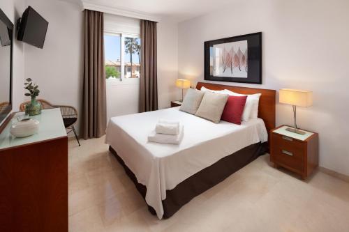 Una cama o camas en una habitación de Family & Beach Apartments Mijas Costa & Fuengirola by ALFRESCO STAYS