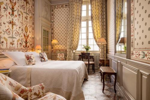 une chambre d'hôtel avec un lit et une fenêtre dans l'établissement La Mirande, à Avignon