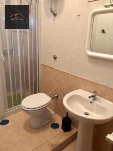 La salle de bains est pourvue de toilettes et d'un lavabo. dans l'établissement Melvanni, à Pomigliano dʼArco