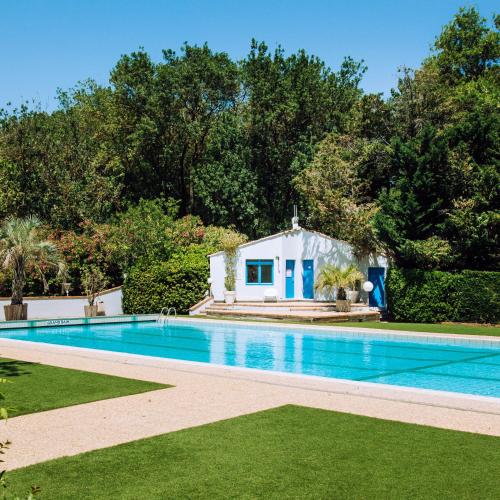 une villa avec piscine et une maison dans l'établissement Marina Hôtel Club, à Cogolin