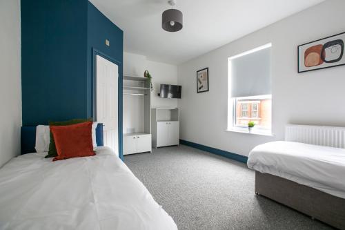 A bed or beds in a room at Contractor & Leisure & En-Suite Bathrooms & Free Parking