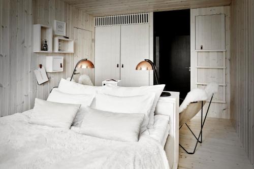 Een bed of bedden in een kamer bij Arctic TreeHouse Hotel