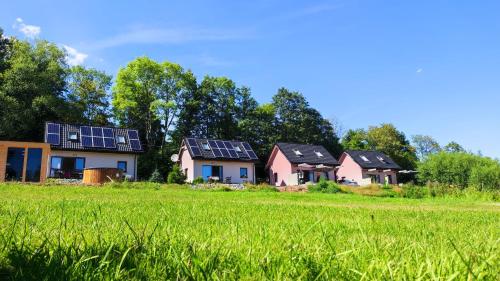 szereg domów z panelami słonecznymi na dachach w obiekcie Blu Raj - domy w Sudetach w mieście Głuszyca