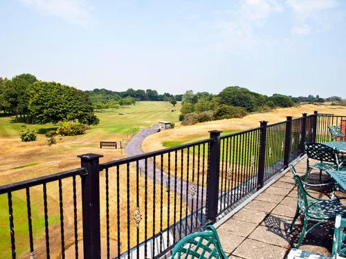 North Shore Hotelにあるバルコニーまたはテラス