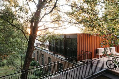 a house in the woods with a balcony at Hotel Mathildedal in Mathildedal
