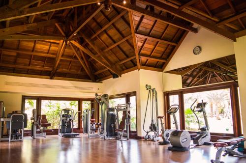 einen Fitnessraum mit Laufbändern und Trainingsgeräten in einem Zimmer in der Unterkunft Shanti Maurice Resort & Spa in Chemin Grenier