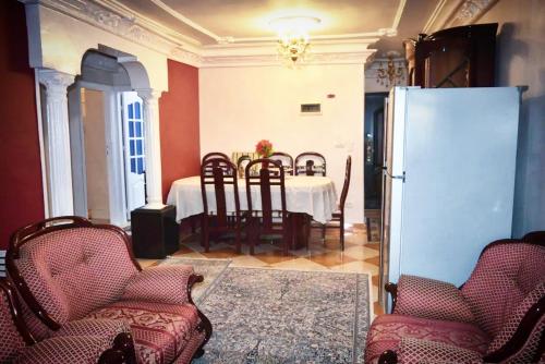 O zonă de relaxare la Room in Apartment - Best Price In Downtown, Walk Everywhere