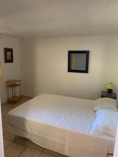 Posteľ alebo postele v izbe v ubytovaní Appartement en rdc à argeles sur mer