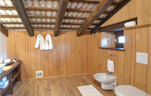 Ένα μπάνιο στο 2 Bedroom Nice Home In Pulfero