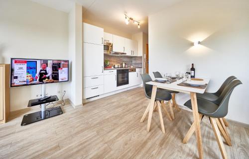 uma cozinha e sala de jantar com mesa e cadeiras em Haus Pamir _ Fewo 20 em Cuxhaven