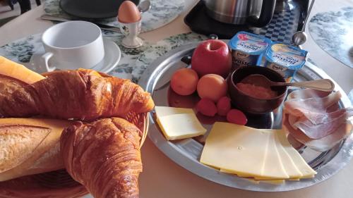 einen Teller mit Käse, Croissants und Butter in der Unterkunft Résidence Services Château Saint Pierre Oursin in Vimont