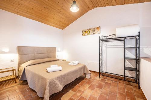 a bedroom with a bed in a room at Monte do Tanoeiro - Casa Nova in Rogil