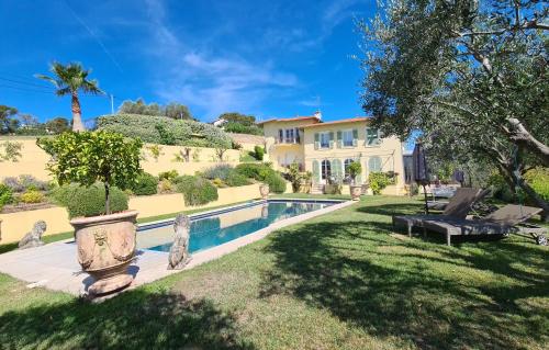 une maison avec une piscine et une cour dans l'établissement Villa ELEA Suites de luxe, à Nice