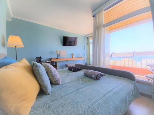 Кровать или кровати в номере Tarik Beach Apartment