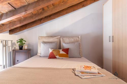 um quarto com uma cama grande e tectos em madeira em Living4Malaga La Dolce Vita Duplex em Málaga