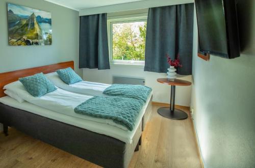 a bedroom with a bed and a window at Gardermoen Hotel Bed & Breakfast in Gardermoen