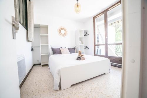 En eller flere senge i et værelse på LE WHITE - CLIM PARKING WIFI 5min PLAGE NEUF 6MAX -TOP PROS SERVICESConciergerie