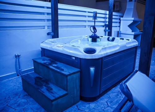 een badkamer met een wastafel en een wastafel bij Nissi Villa Sotia in Ayia Napa