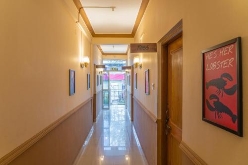 a corridor of a hospital with a hallwayngth at Whoopers Hostel Bir in Bīr