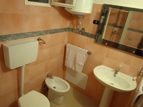 A bathroom at Rifugio Fulieri in Salento