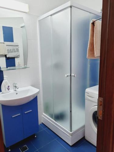 een badkamer met douche, wastafel en toilet bij Peaceful Loft in Boekarest