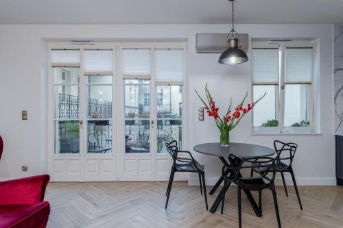 a living room with a table and chairs at Apartament w centrum Krakowa 109 in Kraków